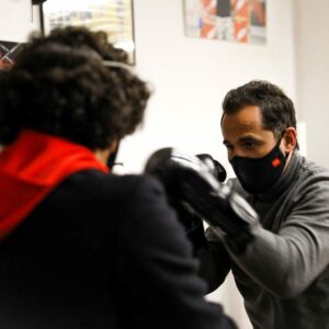 Ignacio Aguado se supera tras la foto de la pala y posa con unos guantes de boxeo, cuello alto y sin sudar