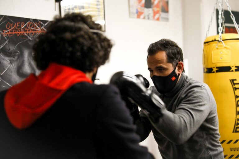Ignacio Aguado se supera tras la foto de la pala y posa con unos guantes de boxeo, cuello alto y sin sudar