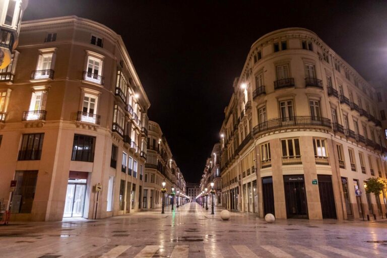 La ciudad de Málaga cerrará desde el miércoles toda actividad no esencial