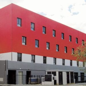 Familiares de residentes protestan ante la residencia Vitalia Parque Alcosa de Sevilla tras la muerte de 15 ancianos