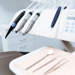 Cuidados estéticos: servicios dentales, peinados y figuras atractivas