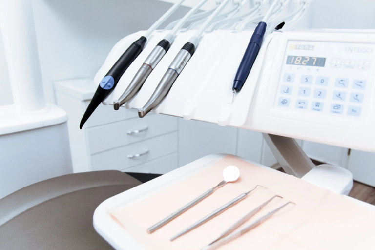 Cuidados estéticos: servicios dentales, peinados y figuras atractivas