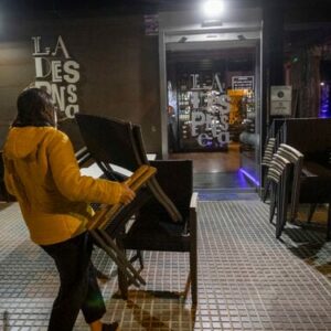 Bares y comercios abrirán hasta las 21:30 en gran parte de Andalucía
