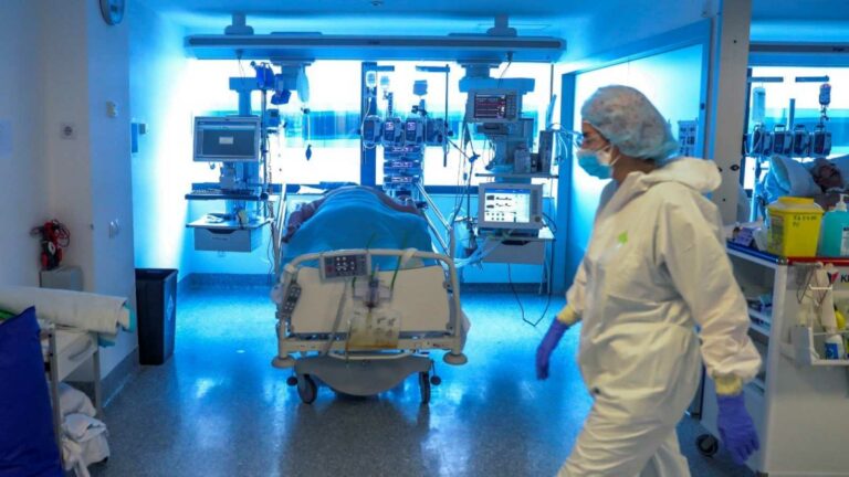 Descienden los datos de Covid en Andalucía excepto el de pacientes en UCI