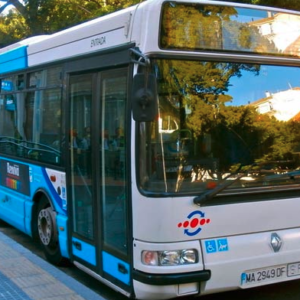 Detenida por apuñalar tres veces una mujer por abrir la ventanilla del autobús
