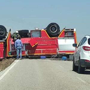 Un camión de bomberos vuelca cuando iba a sofocar un incendio en El Viso