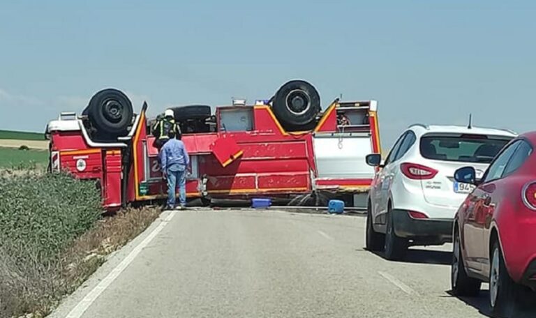 Un camión de bomberos vuelca cuando iba a sofocar un incendio en El Viso