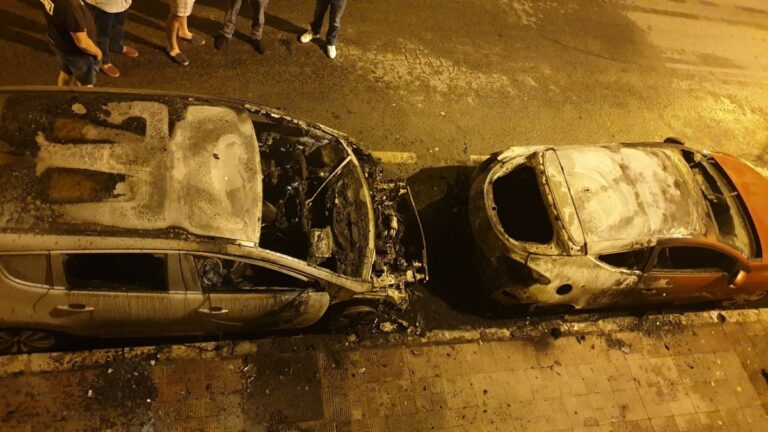 Queman varios vehículos en la barriada Pío XII