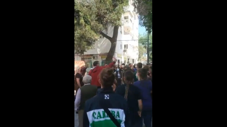 Vecinos en el Cerro del Águila logran parar el desahucio de una familia