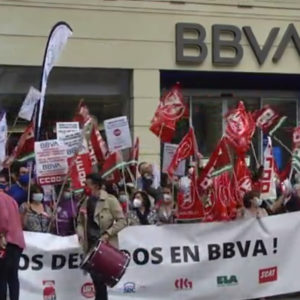 Trabajadores de BBVA se manifiestan contra los casi 400 despidos del ERE en Andalucía