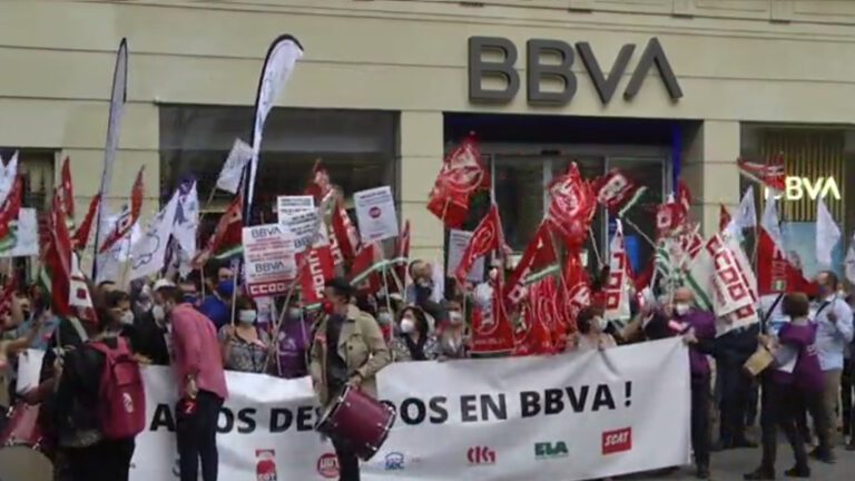 Trabajadores de BBVA se manifiestan contra los casi 400 despidos del ERE en Andalucía