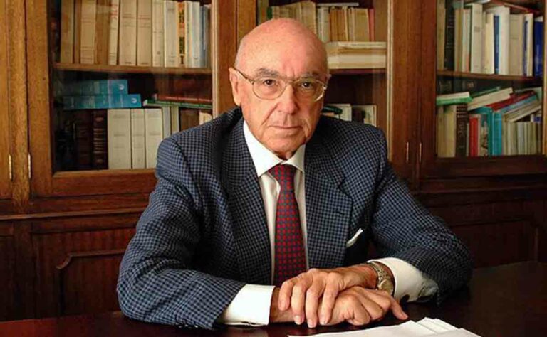 El Parlamento de Andalucía ejercerá hoy de capilla ardiente por Manuel Clavero Arévalo