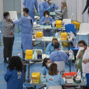 Andalucía retrasa la vacunación de los menores de 36 años y se centra en la segunda dosis de AstraZeneca