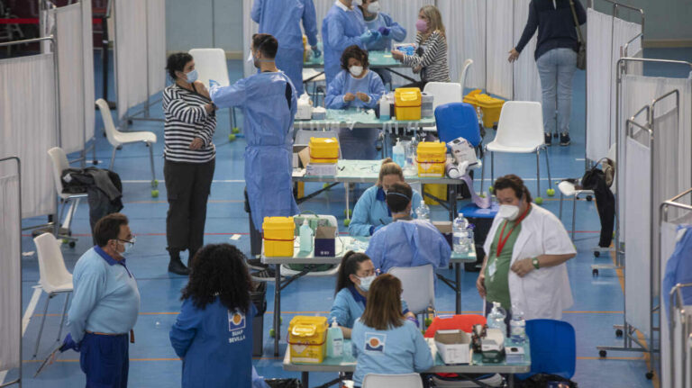Andalucía retrasa la vacunación de los menores de 36 años y se centra en la segunda dosis de AstraZeneca