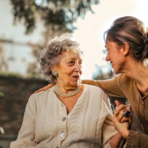 Cómo solicitar ayuda domiciliaria para personas mayores