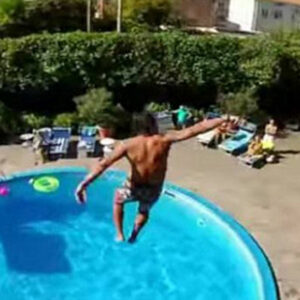 Un británico en estado grave tras practicar 'balconing' en Marbella