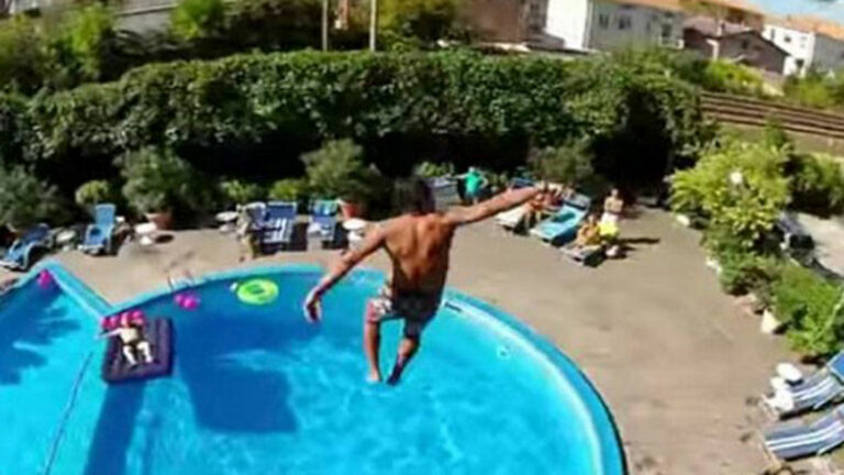 Un británico en estado grave tras practicar 'balconing' en Marbella