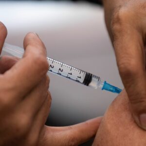 Vuelven al trabajo los ocho profesores de Gelves que recibieron 6 dosis de Pfizer