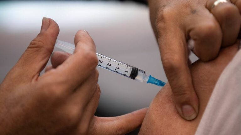 Vuelven al trabajo los ocho profesores de Gelves que recibieron 6 dosis de Pfizer