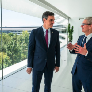 Tim Cook recibe a Pedro Sánchez en la sede central de Apple
