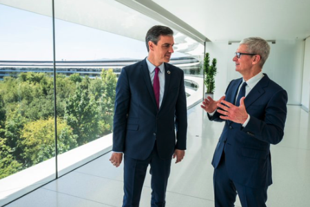 Tim Cook recibe a Pedro Sánchez en la sede central de Apple