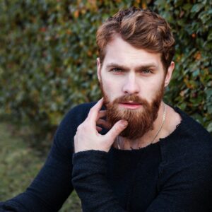 El Hombre elegante del 2021 usa maquinilla de afeitar