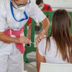 Ya pueden pedir cita para vacunarse los andaluces de 16 y 17 años