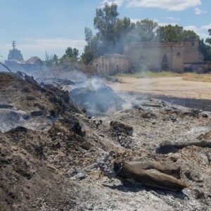 Denuncian el vertido de residuos al río Guadaíra junto al antiguo molino San Juan de Los Teatinos