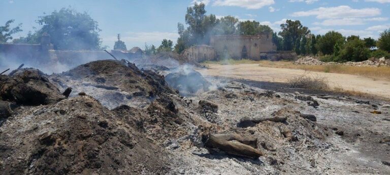 Denuncian el vertido de residuos al río Guadaíra junto al antiguo molino San Juan de Los Teatinos