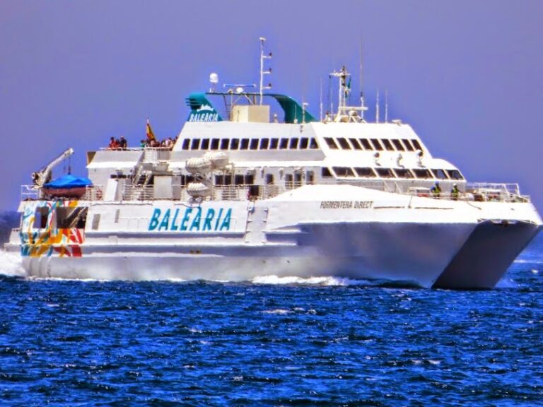 Un hombre muere decapitado en Ibiza tras ser embestido su barco por un ferry