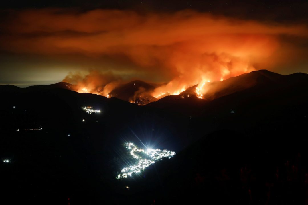 El incendio en la provincia de Málaga sigue descontrolado