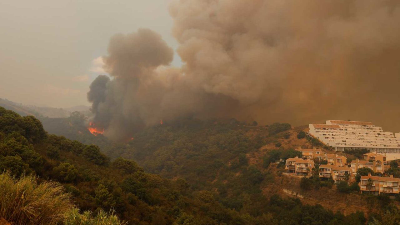 Un bombero muerto y más de mil vecinos desalojados en el incendio todavía activo de Málaga