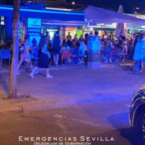 Desalojados 1500 jóvenes que bebían alcohol junto a la Facultad de Económicas