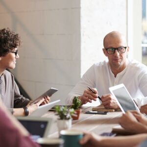 Qué beneficios conlleva contratar los servicios de una agencia de traductores e intérpretes