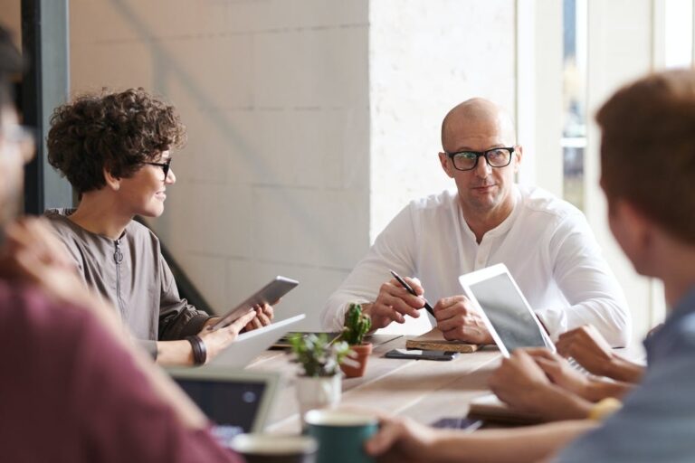 Qué beneficios conlleva contratar los servicios de una agencia de traductores e intérpretes