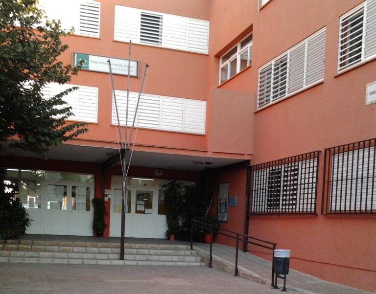 Actos en Coria del Río por la agresión de una madre a dos maestras en un colegio