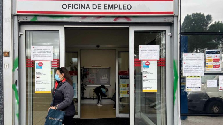 El paro registra la mayor caída histórica en un mes de septiembre con 76.113 desempleados menos