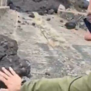 Un sagaz reportero toca una roca del volcán de La Palma y se quema
