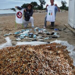 Recogen más de un millón de colillas en tan solo una playa de Denia