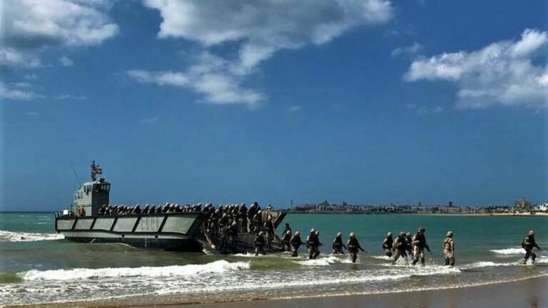 La Armada estudia usar lanchas de desembarco para trasladar agricultores en La Palma