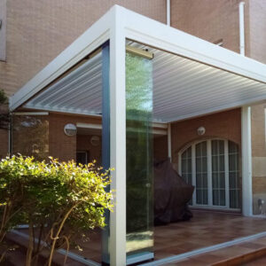Cerramiento de cristal y pérgola bioclimática