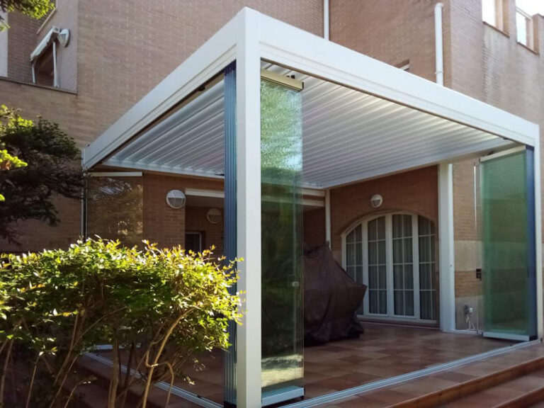 Cerramiento de cristal y pérgola bioclimática