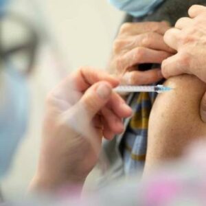 Andalucía inicia la vacunación con tercera dosis a sanitarios y mayores de 60 años