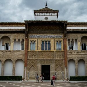 Medidas "urgentes" en el Real Alcázar para proteger sus yeserías de las cotorras