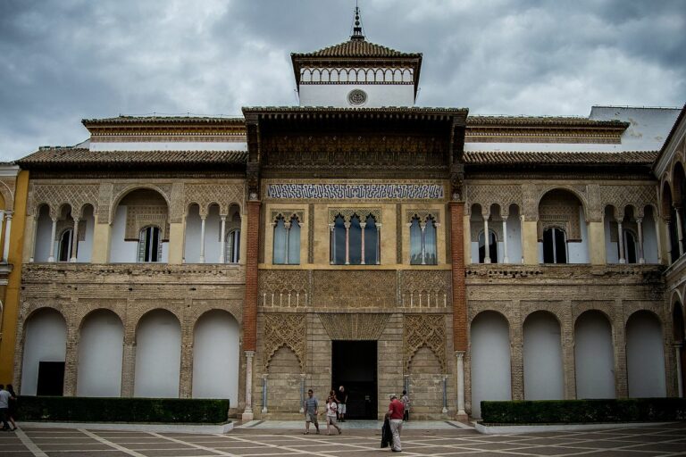 Medidas "urgentes" en el Real Alcázar para proteger sus yeserías de las cotorras