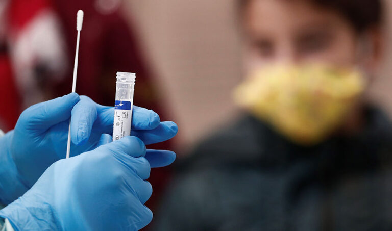 El sindicato de enfermería denuncia en Sevilla 11 días de espera para las PCR