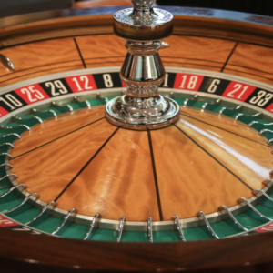 ¿Apostar con dinero real o ficticio? Descubre los beneficios de jugar a la ruleta de forma gratuita
