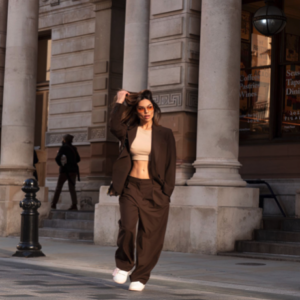 La modelo Elba Prescolí presumiendo de abdominales con su look “oversize” en Londres