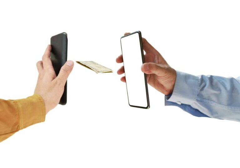 Lo que tienes que hacer antes de enviar dinero a casa