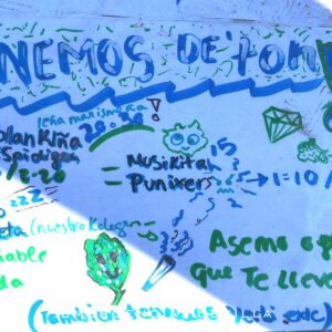 Una pareja vendía diferentes drogas en un botellón anunciando los precios en un cartel